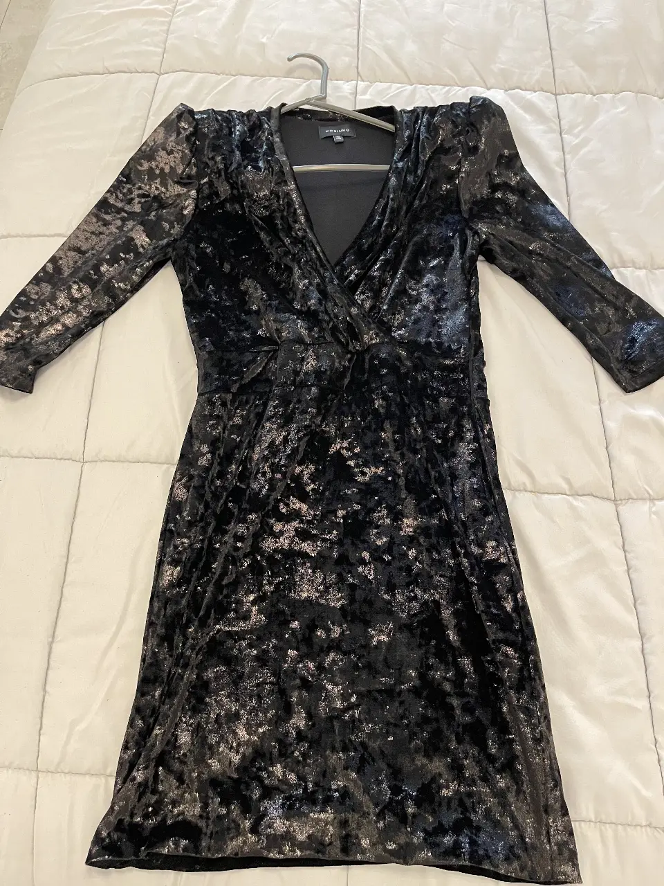 Vestido midi de terciopelo negro con mangas 3/4 y escote en V. Ideal para eventos formales y fiestas.