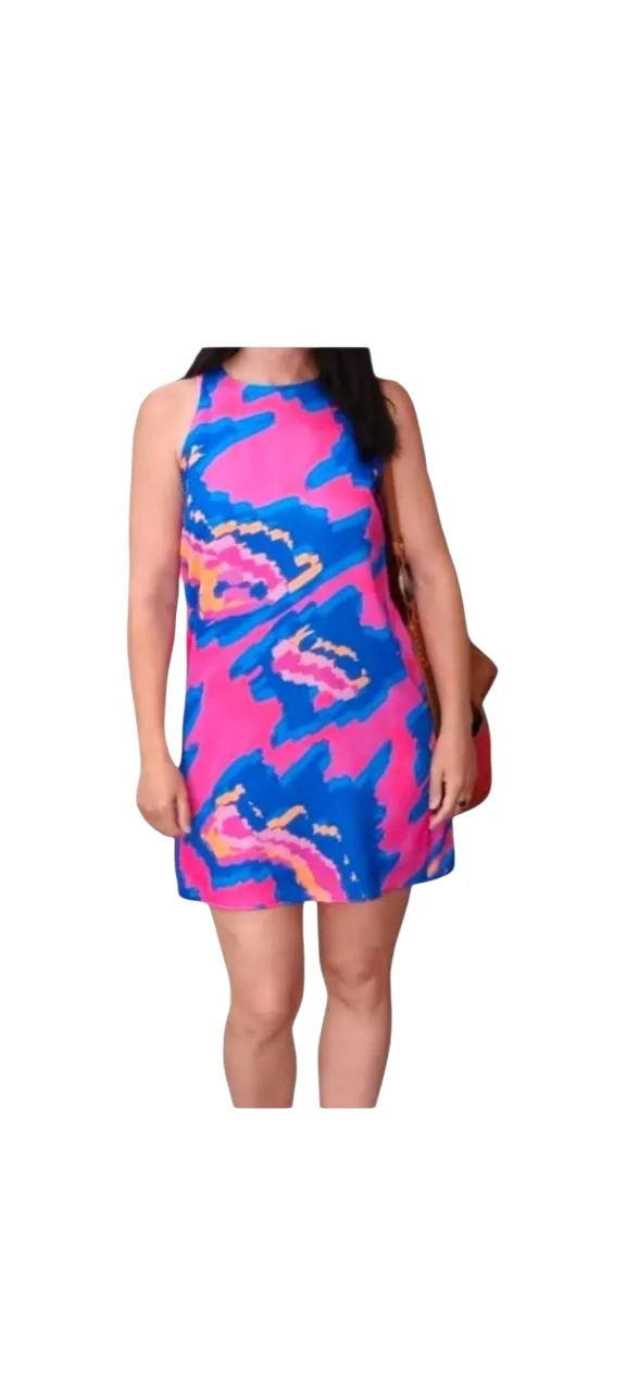 Vestido corto estampado, ideal para el verano. Su diseño vibrante y moderno lo hace perfecto para lucir en salidas casuales o fiestas informales. Su corte es fresco y cómodo, con un escote halter que le da un toque chic.