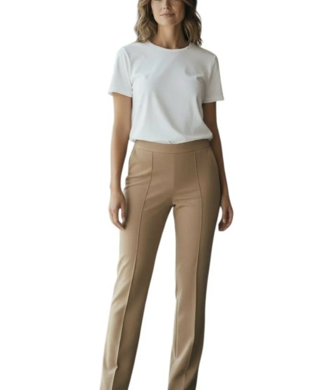 Pantalón de vestir tiro alto, sin cinturilla, con cierre lateral, color camel. Al cuerpo. Diseño liso con pinzas delanteras y corte recto. Gamuzado. Ideal para un look elegante y sofisticado, perfecto para la oficina o eventos formales. Cintura: 34cm. Tiro:25cm. Cadera: 50cm