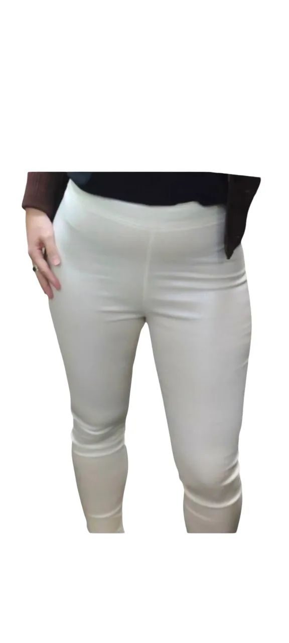 Pantalón blanco tiro alto con cinturilla, cierre lateral, elastizado, blanco nacarado, engomado. Súper cómodo y versátil. Ideal para armar looks cancheros y elegantes. Perfecto para el día a día o para una salida. Es un xs , pero puede ser un S. 