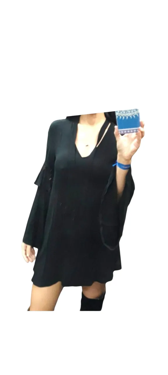 Vestido negro de mangas acampanadas con detalles de volados y escote en V. Ideal para un look canchero y moderno.