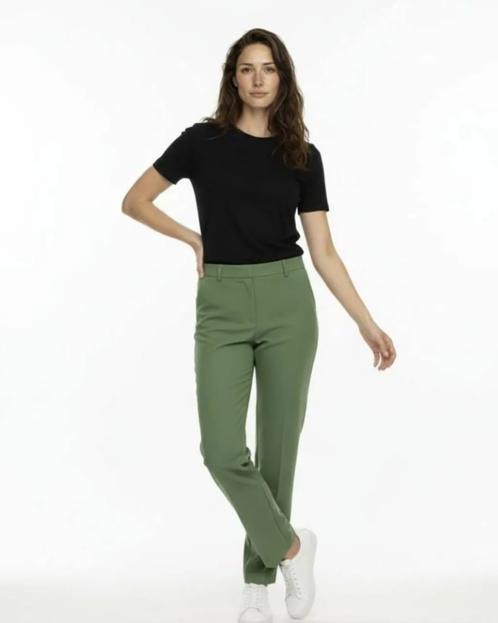 Pantalón sastrero verde,bolsillos falsos, tiro alto, pinzas, sin cinturilla, con presillas y cierre, corte recto y elegante. Ideal para un look de trabajo o una salida formal. Combina a la perfección con una remera básica y zapatillas para un estilo casual chic.  Talle 42.Cintura: 42cm. Cadera: 50cm. Tiro delantero: 42cm