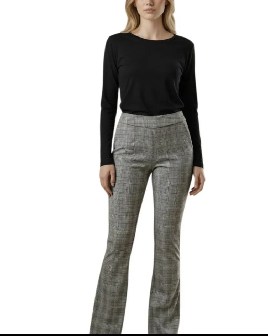 Pantalón de vestir elastizado, semi Oxford, tiro alto, cierre lateral y cinturilla. Estampado a cuadros escoceses en tonos grises, negros y rojos. Diseño elegante y moderno, ideal para looks formales o casuales. Cintura: 33cm. Cadera:43cm. Tiro delantero: 25cm