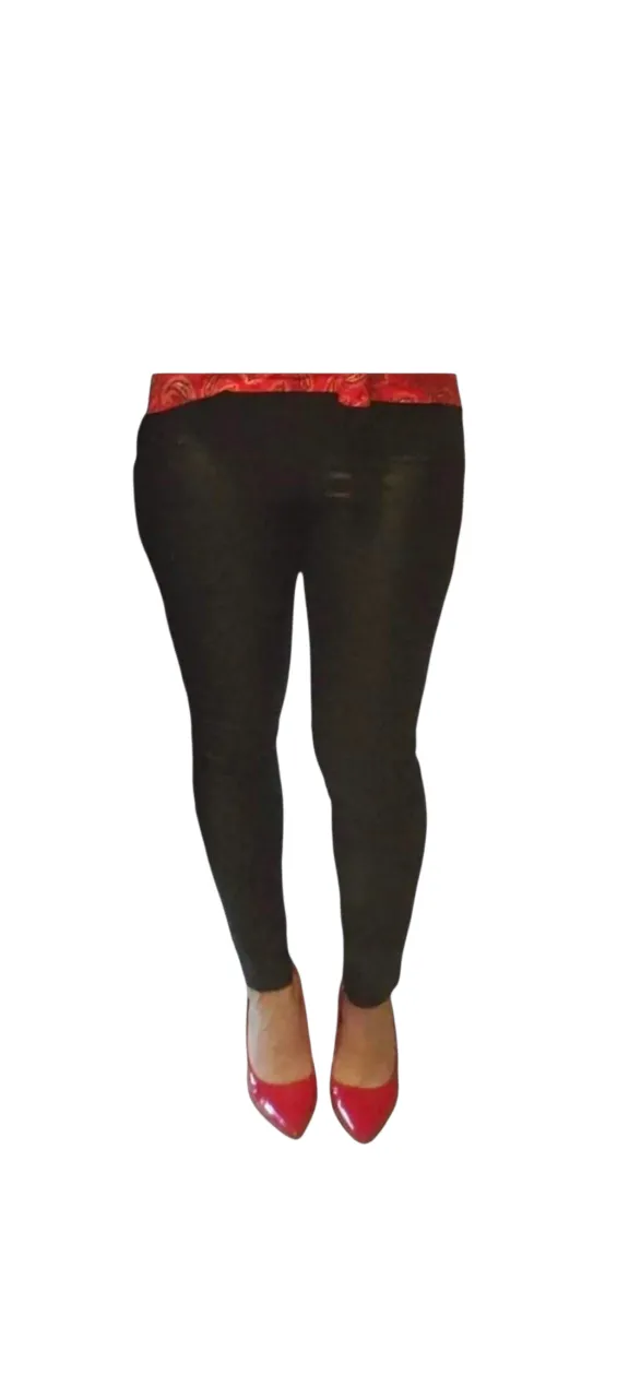 Pantalón engomado negro tiro bajo sin cinturilla, con cierre lateral. Tipo calza. súper cómodo y versátil. Ideal para cualquier ocasión, desde un look casual hasta uno más arreglado. Combinalo con tus tops y zapatos favoritos. Talle 38.