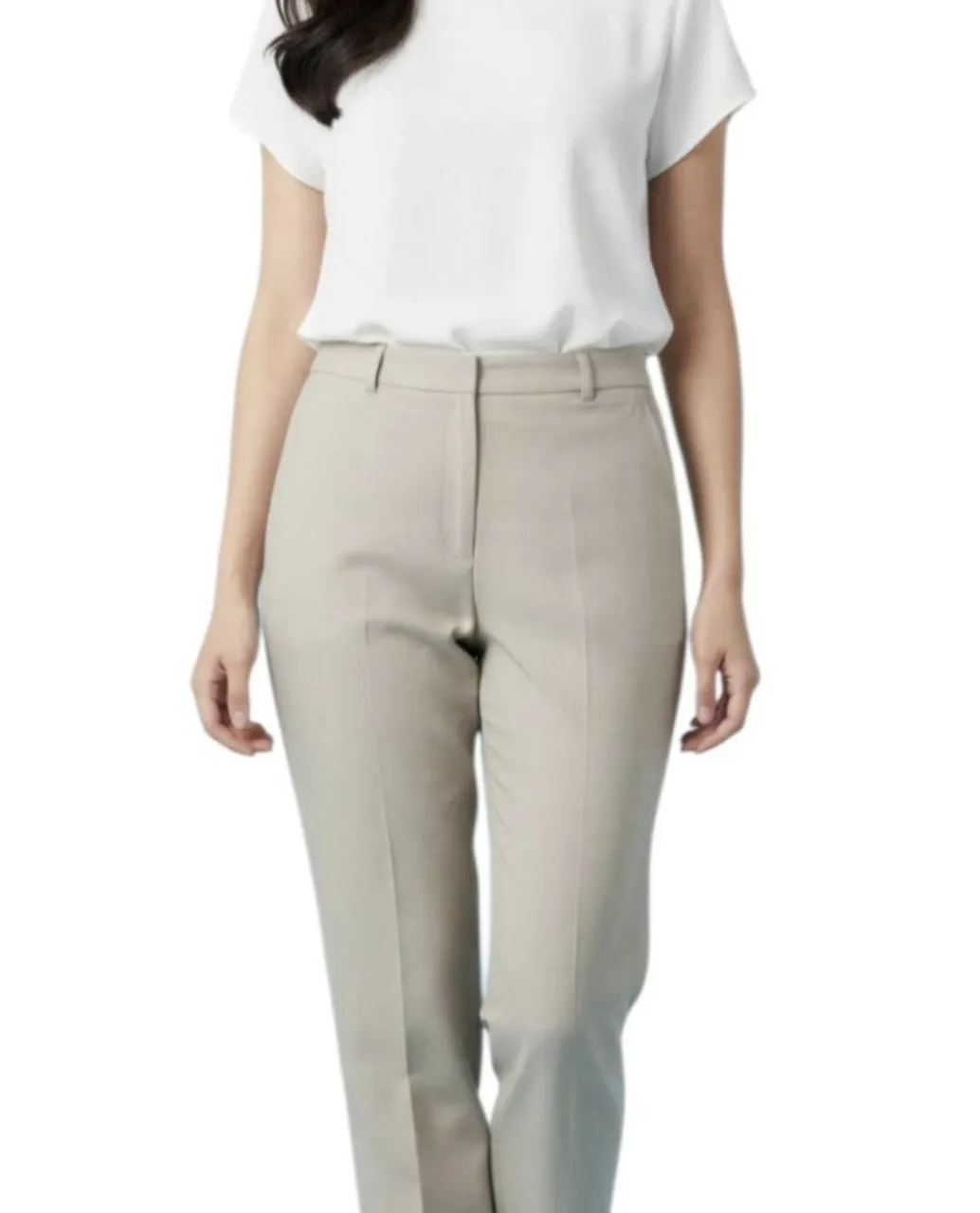 Pantalón de vestir color beige, tiro alto, con cierre, presillas, pinzas y corte recto. Ideal para un look elegante y formal. Tiene un poco de spandex. Cintura: 49cm. Tiro delantero:38cm. Cadera:50cm