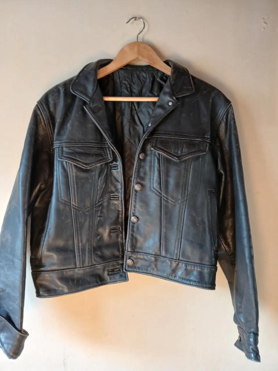 Campera %100 cuero negra estilo biker, con detalles clásicos y un look vintage. Ideal para un estilo rocker y casual.