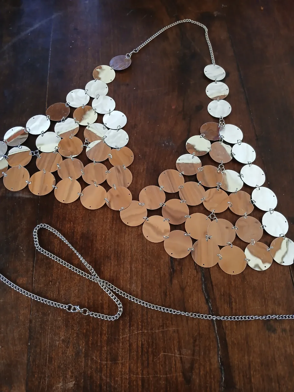 corpiño de lentejuelas, ideal para eventos especiales o para darle un toque moderno a tu look.