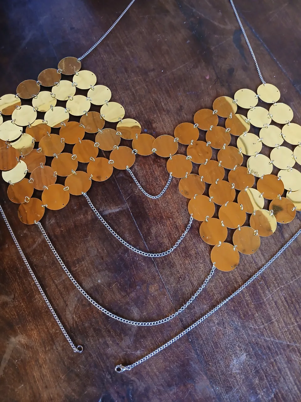 top de lentejuelas, ideal para festivales o eventos especiales. Diseño único y llamativo.