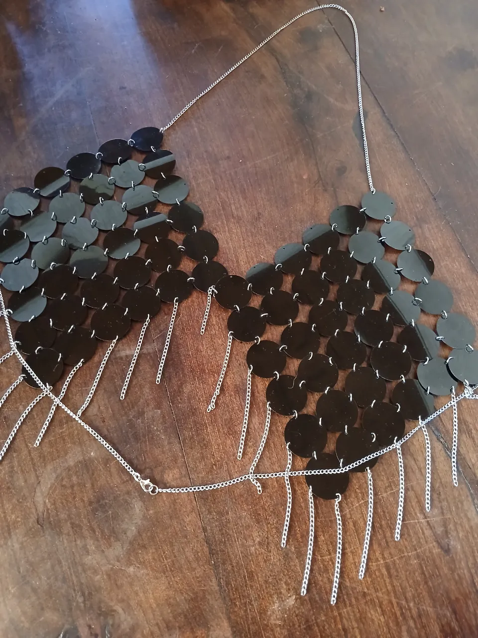 Top de lentejuelas unidos por cadenas plateadas. Ideal para eventos y looks audaces.
