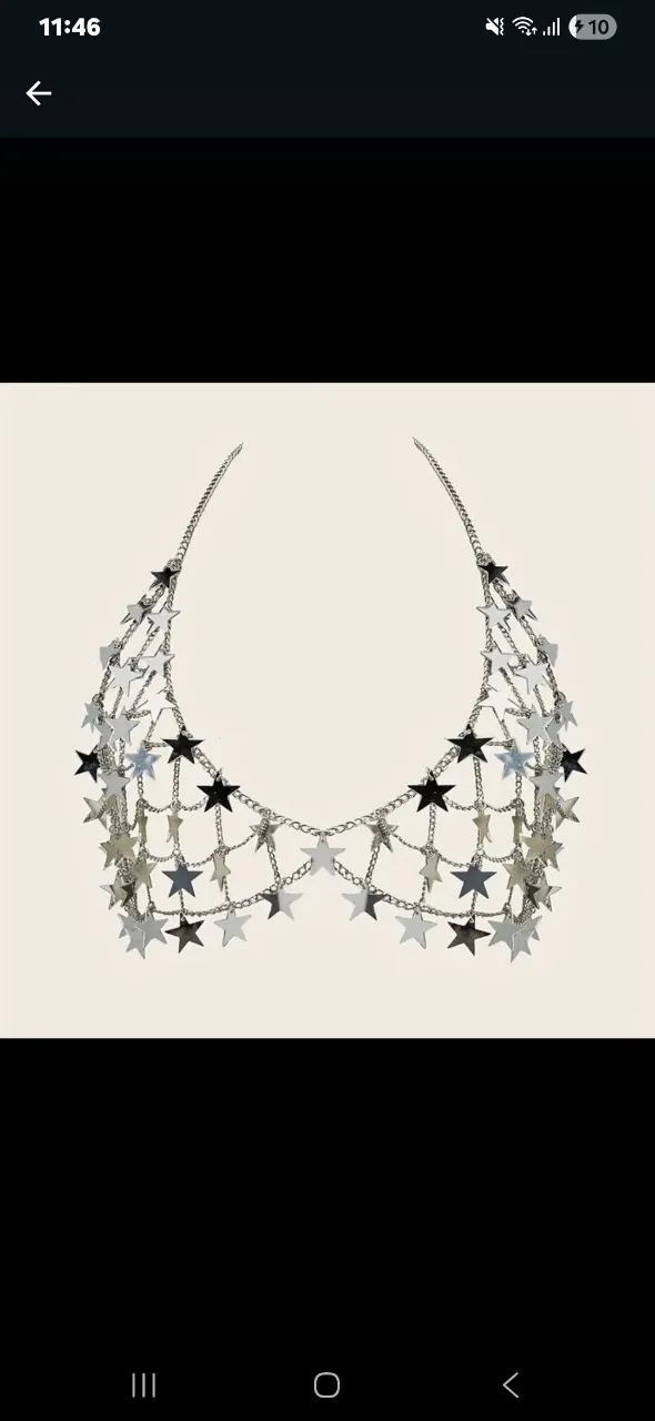 Corpiño de cadena con diseño de estrellas en color plateado y negro, ideal para darle un toque moderno y llamativo a cualquier look.