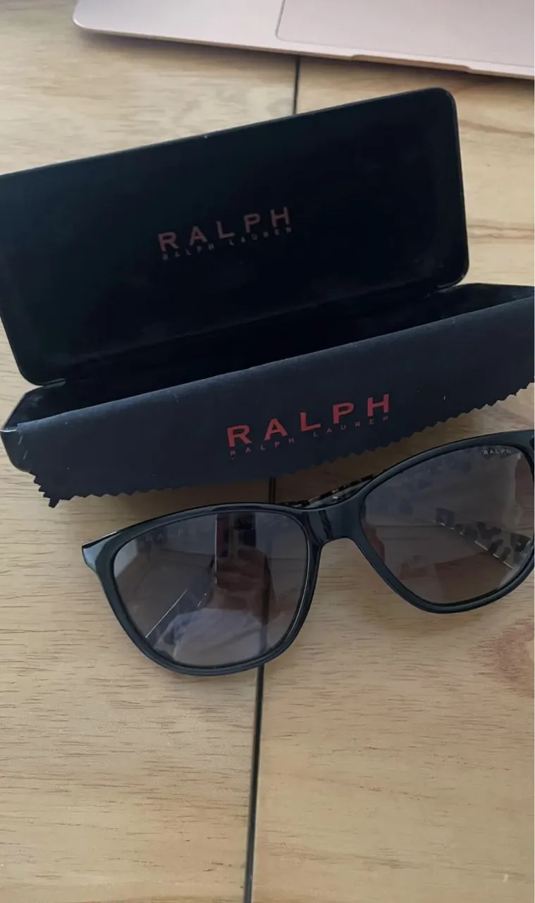 Anteojos de sol Ralph Lauren, con marco negro y detalles en las patillas. Incluye estuche y paño de limpieza.
RALPH LAUREN ORIGINALES las gafas no tienen ningún detalle están como nuevas las medidas están en la foto 56mm viene con estuche original y limpia lente original son color negro y las patillas con motivo de animal print transparente