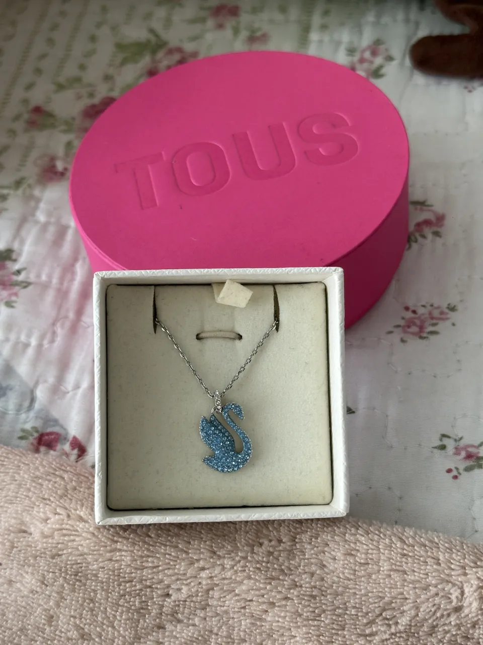 Collar con diseño de cisne en plateado y detalles en piedras celestes. Ideal para darle un toque de brillo a tu look.