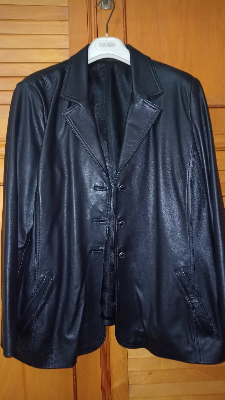 Chaqueta de cuero negro para mujer   blazer, con tres botones y bolsillos. Ideal para un look elegante y sofisticado.