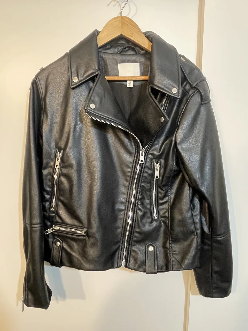 Hermosa campers biker H&M de cuero sintético negra para mujer, con cierre y bolsillos. 1 sólo uso. Está nueva. Talle amplio L tirando a XL
