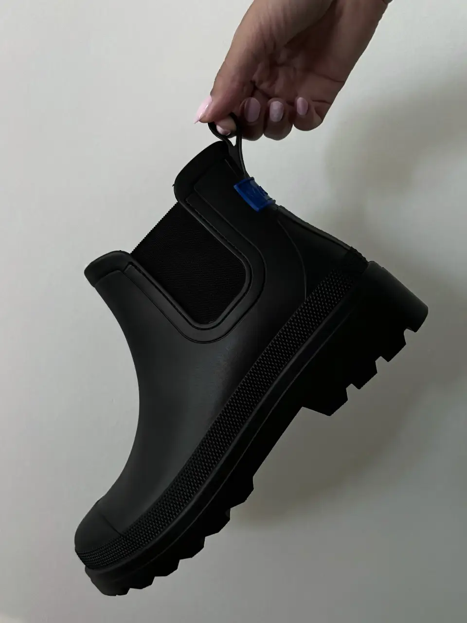 Botas de lluvia negras de caña baja, estilo chelsea, con suela gruesa y detalle azul en la parte trasera. Ideales para un look urbano y protegerte de la lluvia con estilo. Están nuevas, nunca llegaron a usarse. Listas para estrenar! 🥾🤎