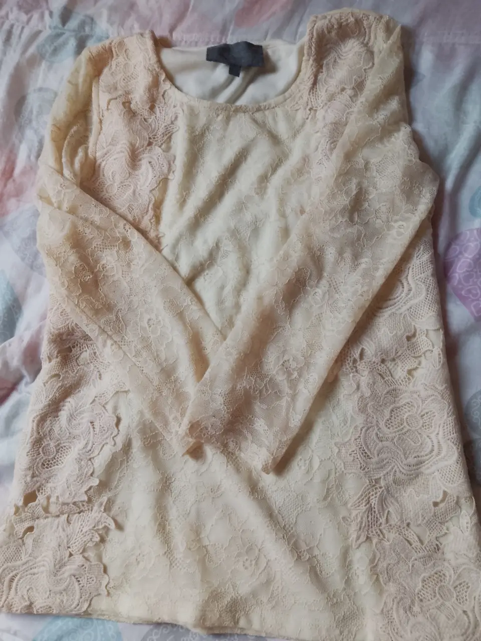 Blusa de encaje color crudo, ideal para un look elegante y romántico. Perfecta para una salida o evento especial.