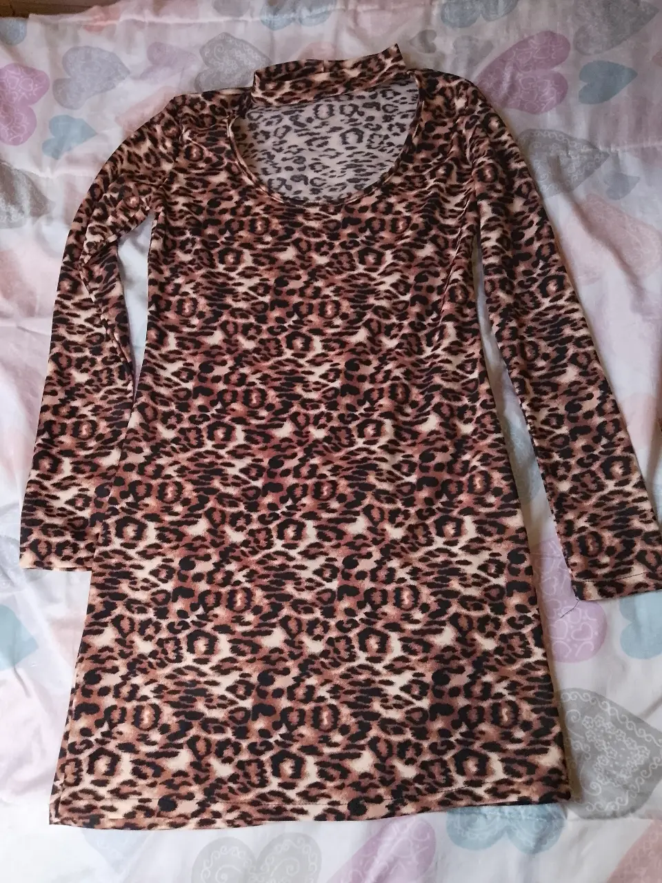 Vestido mini con estampado de leopardo, ideal para una salida o fiesta. Confeccionado en tela suave y cómoda, este vestido es perfecto para lucir un look audaz y moderno.
