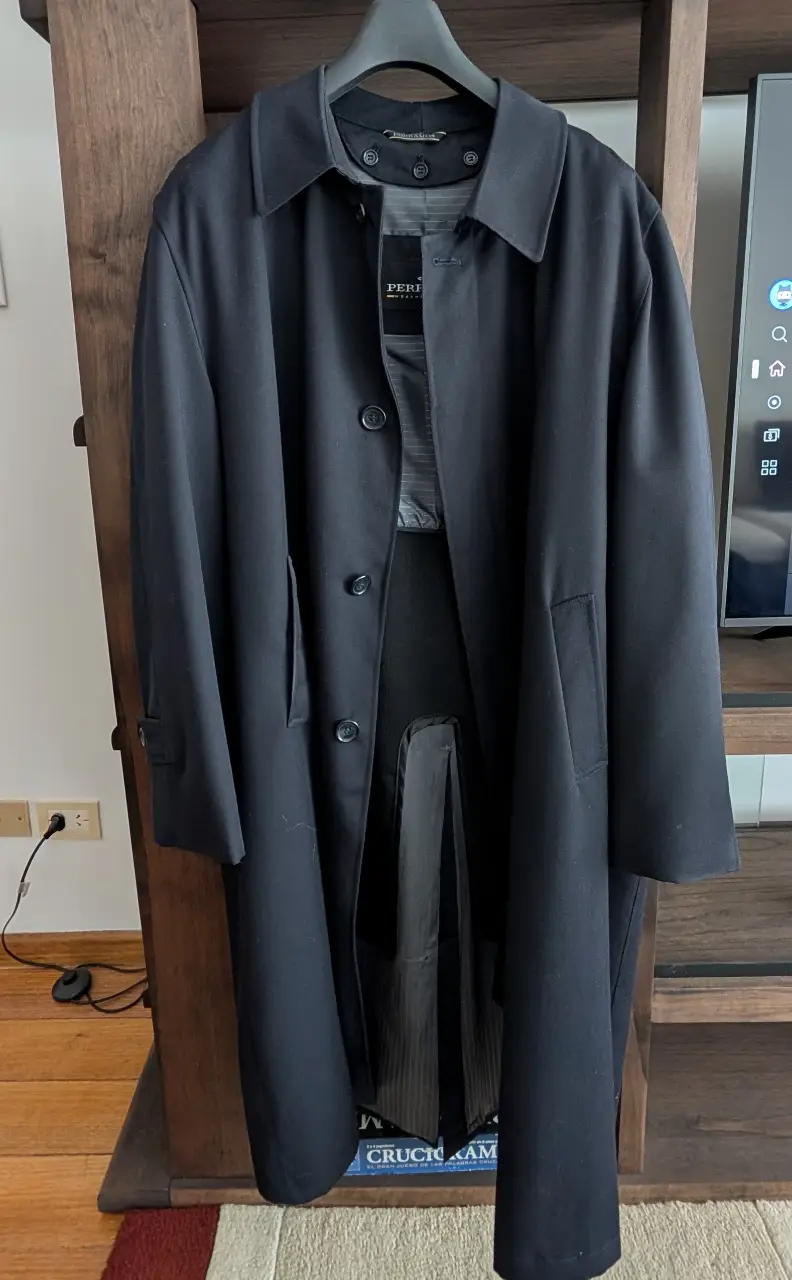 Sobretodo PERRAMUS Weather Point de hombre, color azul oscuro/negro, con forro a rayas desmontable. Confeccionado en lana 100%. Ideal para un look formal y elegante.