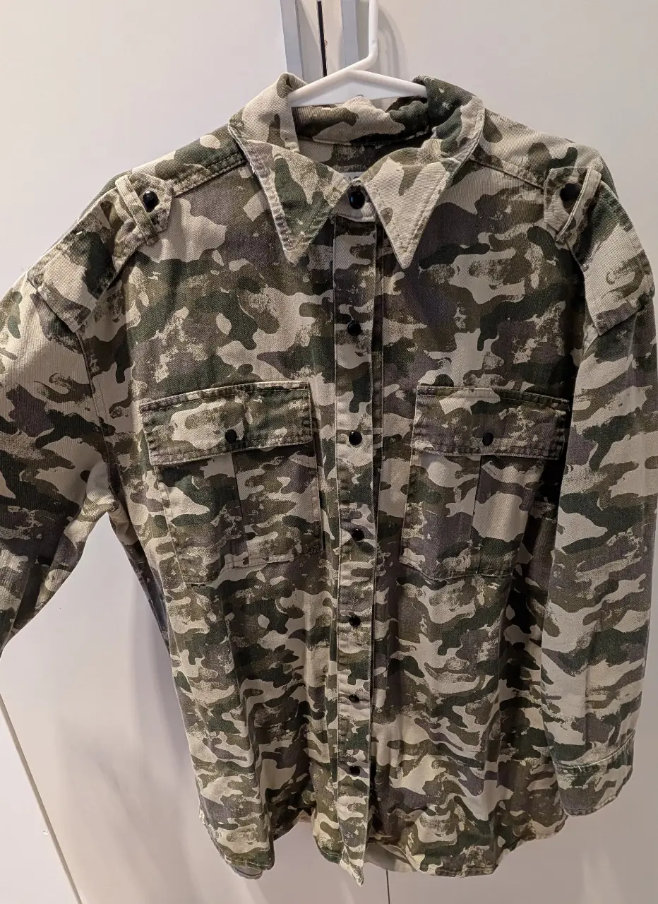 Camisa con estampado camuflado en tonos verdes y grises. Marca MARIACHER. Talle 3. Ideal para un look casual y moderno.