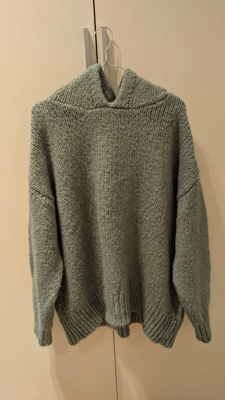 Sweater con capucha de tejido grueso, estilo oversize. Ideal para un look casual y abrigado. Marca Superdry.