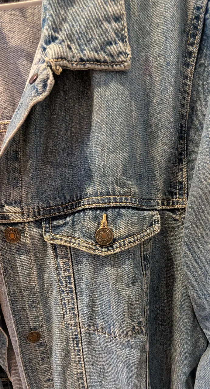 Campera de jean azul claro más larga que lo habitual, de la marca Forever 21+, talle 2XL. Ideal para un look casual y moderno.