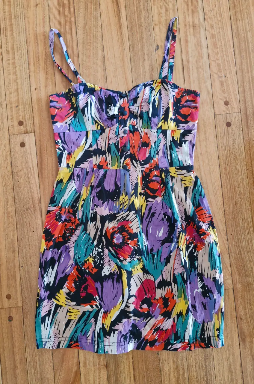 Vestido con estampado floral vibrante.