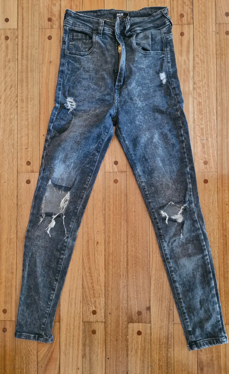 Jeans de mujer con roturas, tiro alto y efecto gastado. Super skinny y elastizado