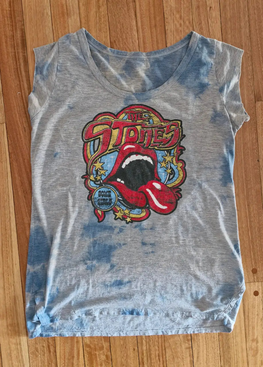 Remera de manga corta con estampado de la banda The Rolling Stones. Diseño con la icónica lengua y el logo "Some Girls". 