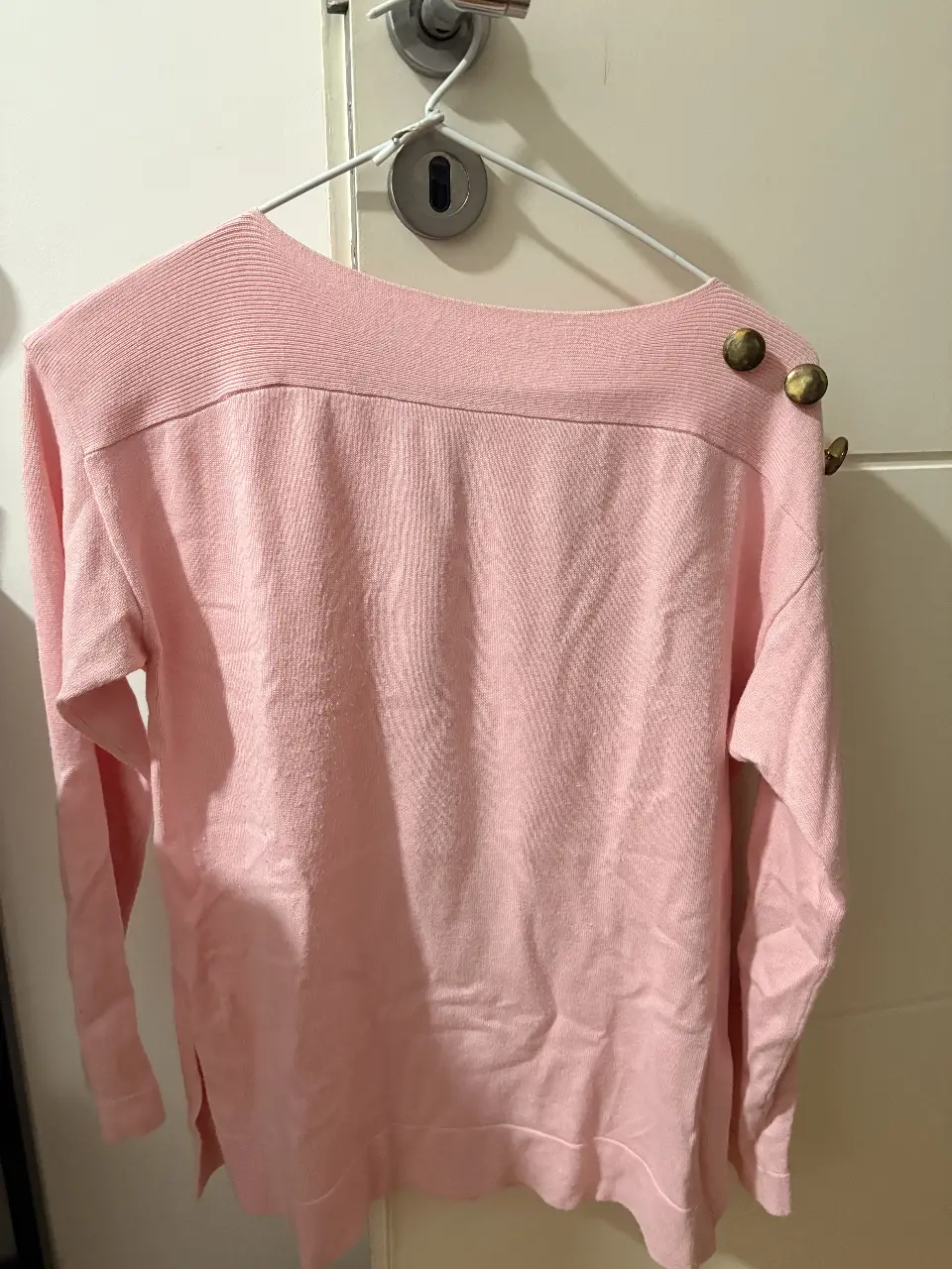 Sweater rosa de la marca Zara, de la colección de verano, para niña. Talle 10 años, 140 cm. Con botones dorados en los hombros. Ideal para un look casual y cómodo.