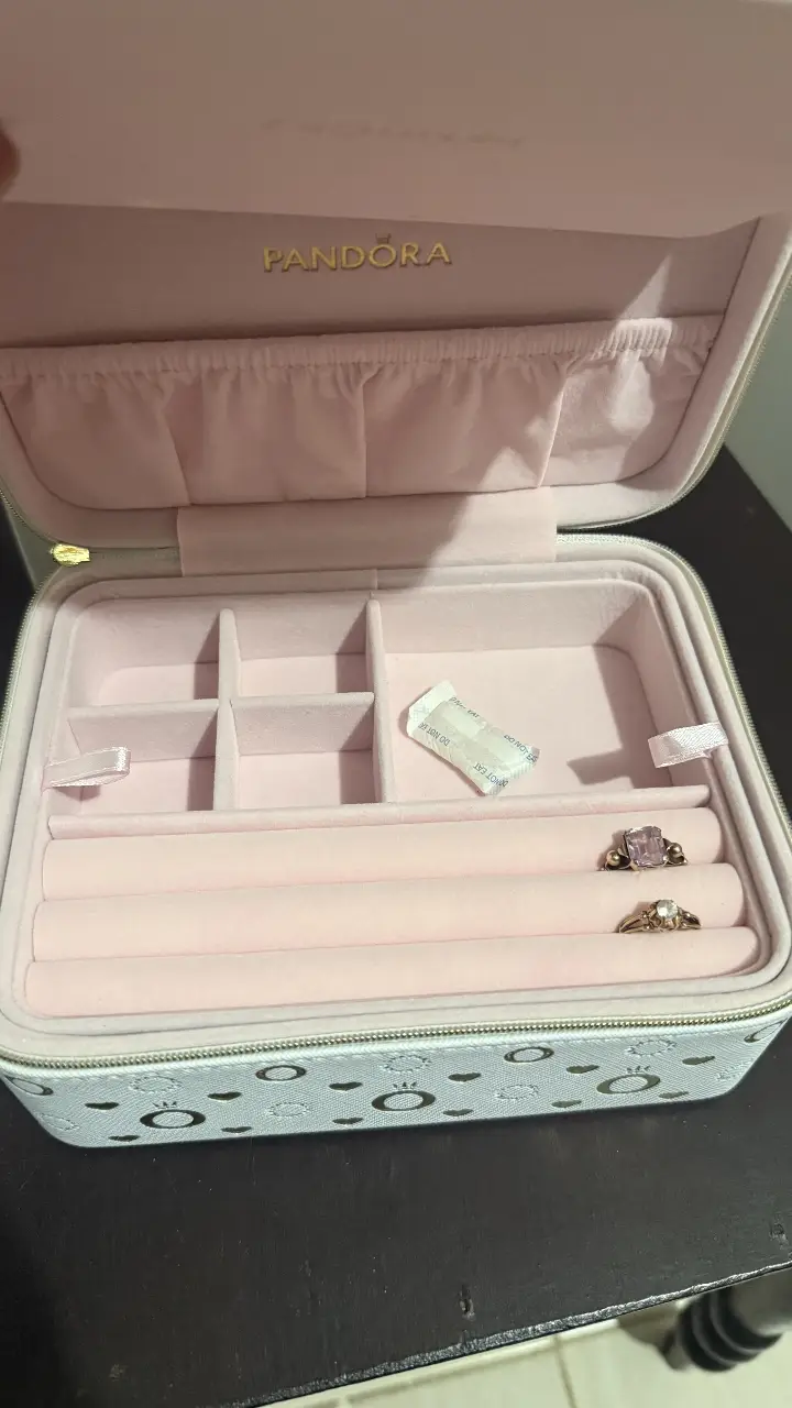 Organizador de joyas Pandora, blanco con detalles dorados y forro rosa. Perfecto para guardar anillos, collares y pulseras. Ideal para viajes o para tener tus joyas organizadas en casa.