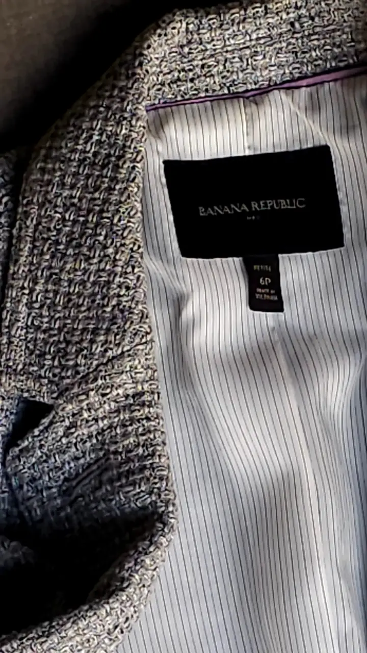 Blazer de mujer Banana Republic, color gris con textura. Talle 6P. Ideal para un look elegante y sofisticado.