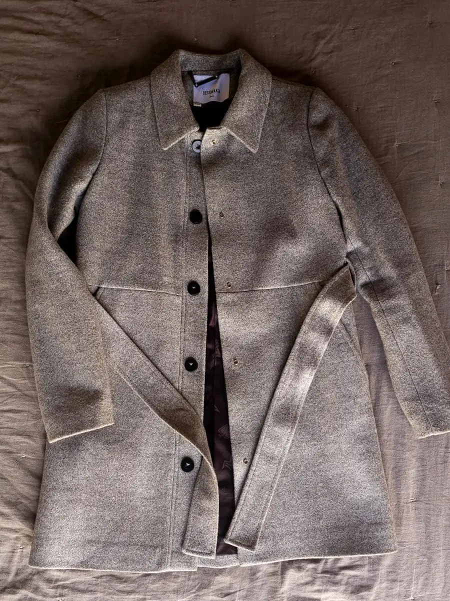 Sobretodo gris con cinturón, ideal para el invierno. Diseño clásico y elegante, perfecto para un look formal o casual.