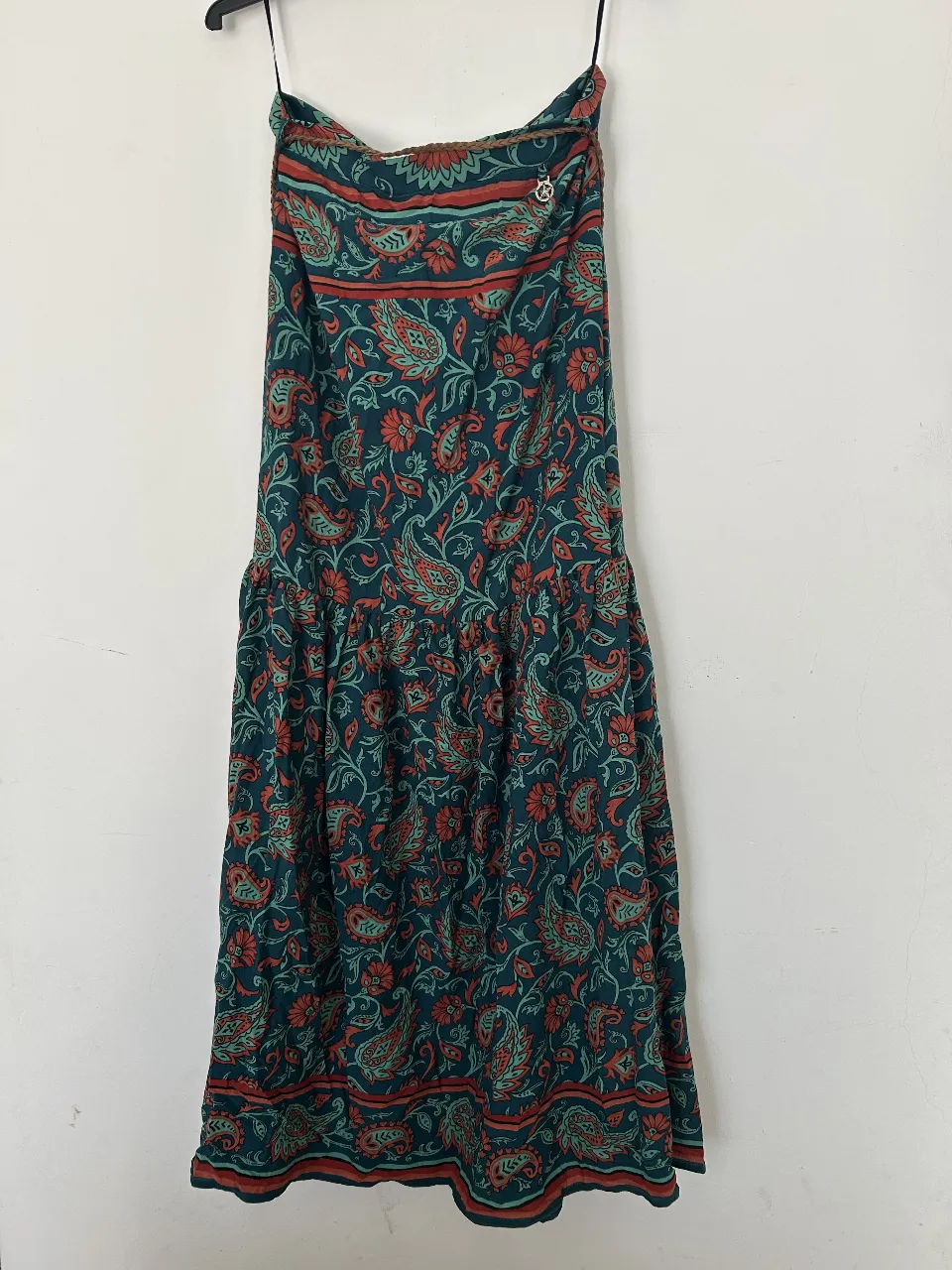 Pollera larga estampada estilo boho. Ideal para un look relajado y fresco.