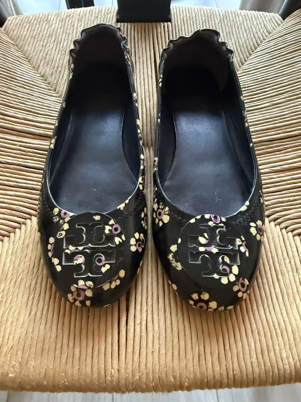 Ballerinas negras con estampado floral multicolor, ideales para un look casual y femenino. Perfectas para combinar con tus outfits de verano.