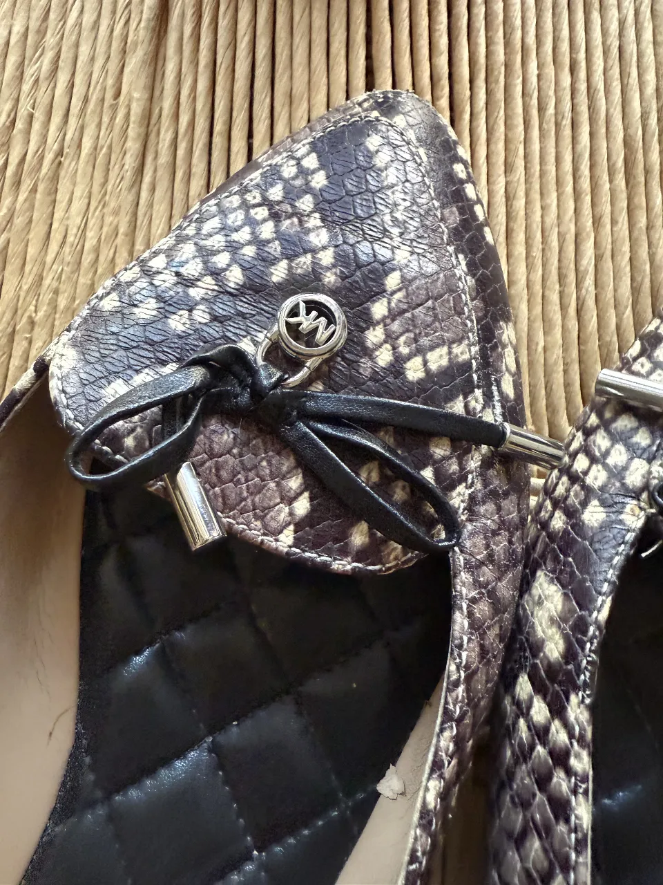 Ballerinas Michael Kors con estampado de serpiente, moño y detalle de metal. Interior acolchado negro.