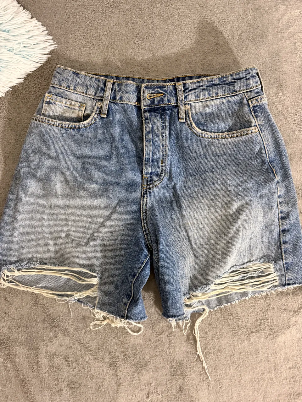 Shorts de jean tiro alto con roturas y detalles desflecados. Un clásico para el día a día, súper cómodos y cancheros.
