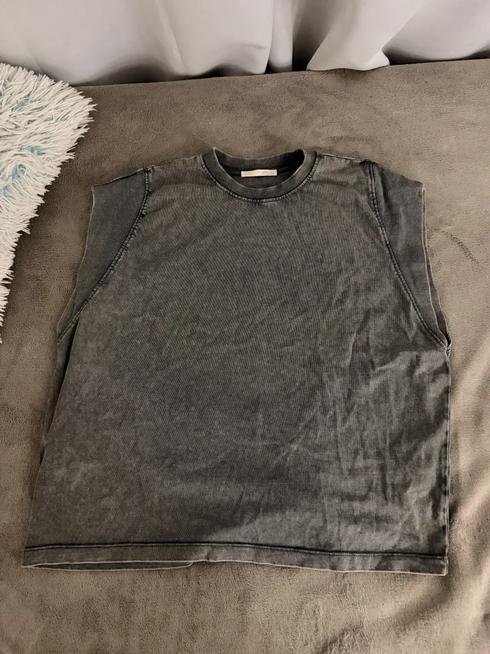 Musculosa gris de algodón con efecto desgastado. Perfecta para un look casual y moderno.