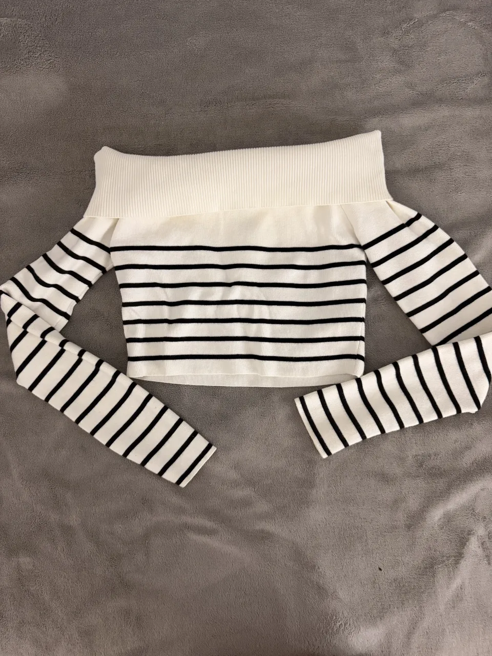 Remera a rayas escote Bardot, manga larga. Un básico canchero para cualquier ocasión.