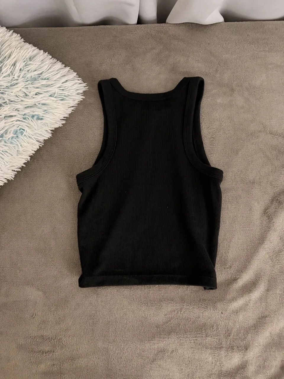 Musculosa negra de morley, súper canchera y versátil. Perfecta para combinar con todo y armar looks modernos. Ideal para el día a día o para salir.