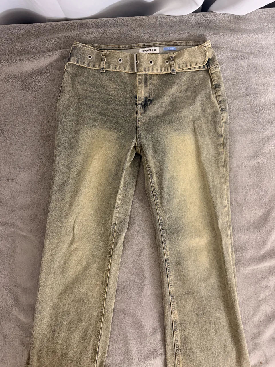 Jeans tiro alto con cinturón incluido, estilo recto y con un lavado desgastado que le da un toque vintage. Perfectos para un look casual y canchero.
