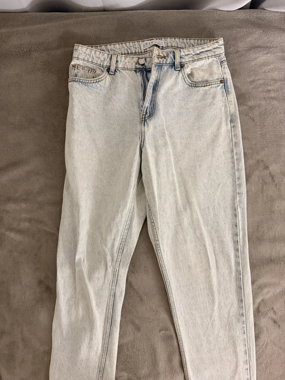 Jeans tiro alto, estilo mom, color celeste desgastado. Perfectos para un look casual y moderno.