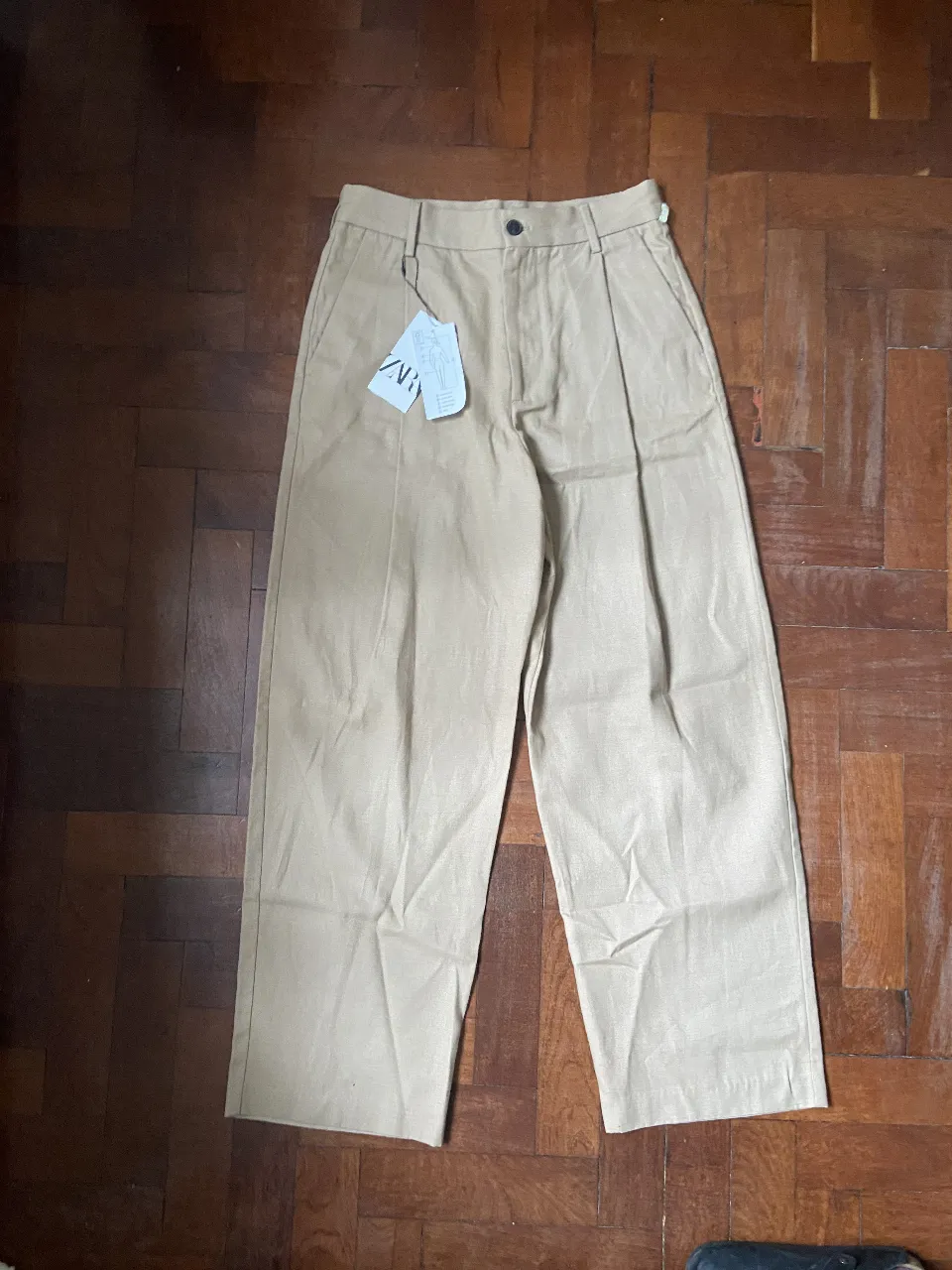Pantalón sastrero de mujer, color crudo, de la marca Zara. Talle 38 con etiqueta. Ideal para un look elegante y versátil.