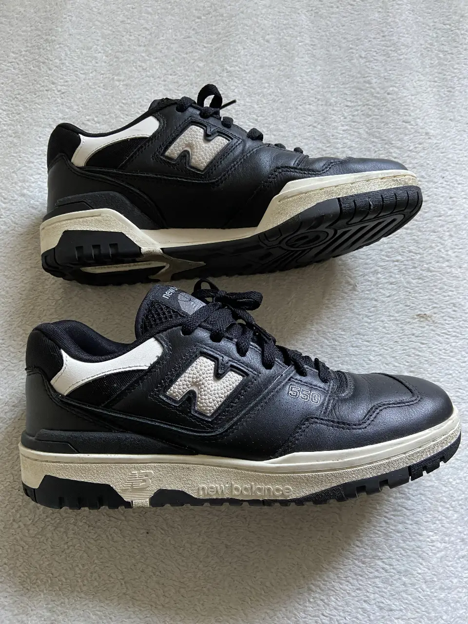 Zapatillas New Balance 550 en color negro y blanco. Diseño clásico y atemporal. Confeccionadas con materiales de alta calidad para mayor durabilidad y comodidad. 