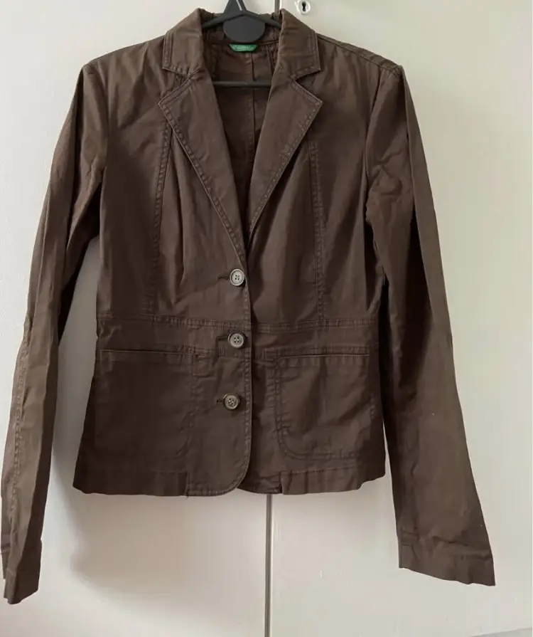 Blazer marrón de mujer, con dos botones y bolsillos frontales. Ideal para un look elegante y versátil. Made in Italy 