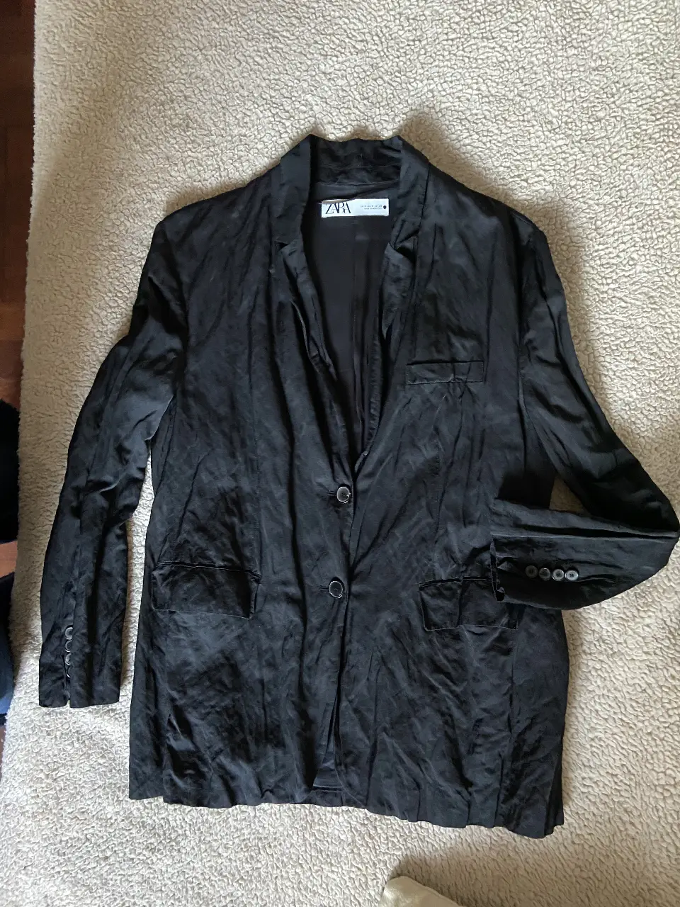 Blazer negro oversize de Zara, talle M. Forrado. Ideal para un look elegante y versátil. 