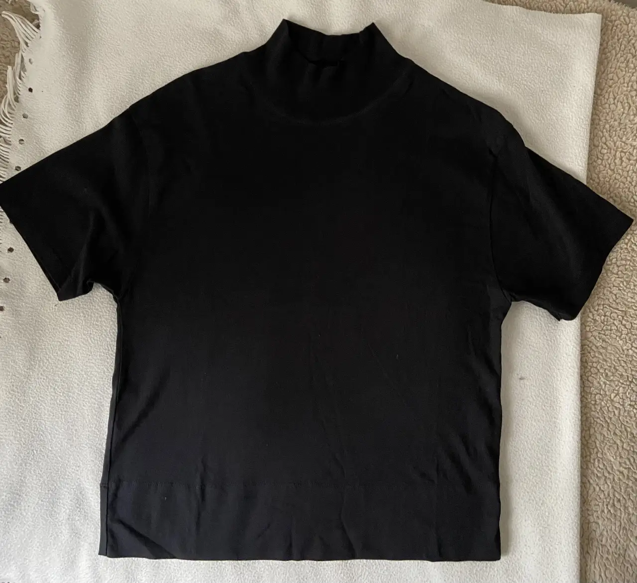Remera negra de cuello alto, manga corta. Ideal para un look casual y moderno. Marca Zara.