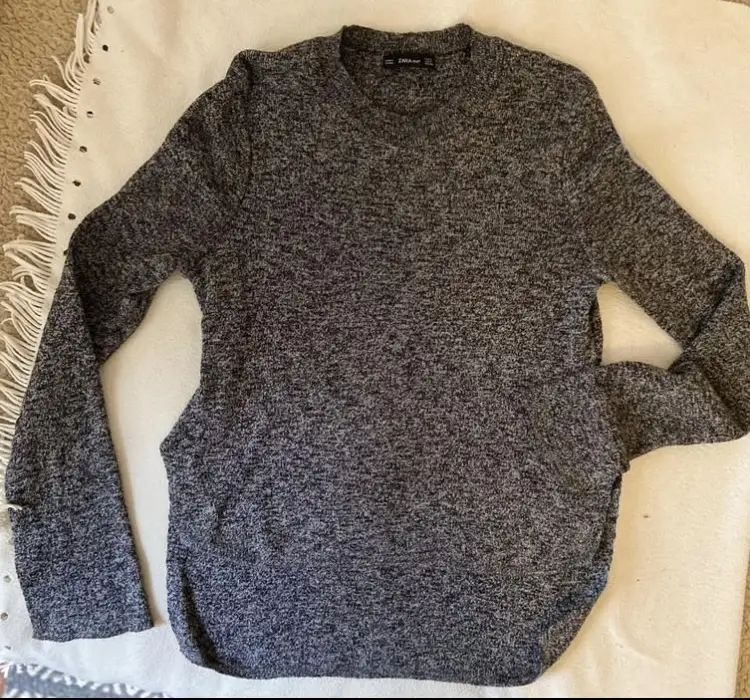 Sweater de cuello redondo de la marca Zara, color gris jaspeado. Ideal para un look casual y abrigado.
