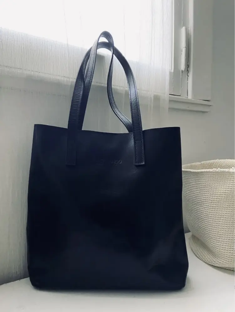 Bolso tote negro de cuero, con manijas y detalles de la marca BLACKNANDÚ.  la base es rígida, lo que hace que quede bien armada. igual a nueva, poquísimo uso. medidas alto 34 cm ( sin manijas ) ancho 31.  cm fuelle 10 cm . Excelente calidad 