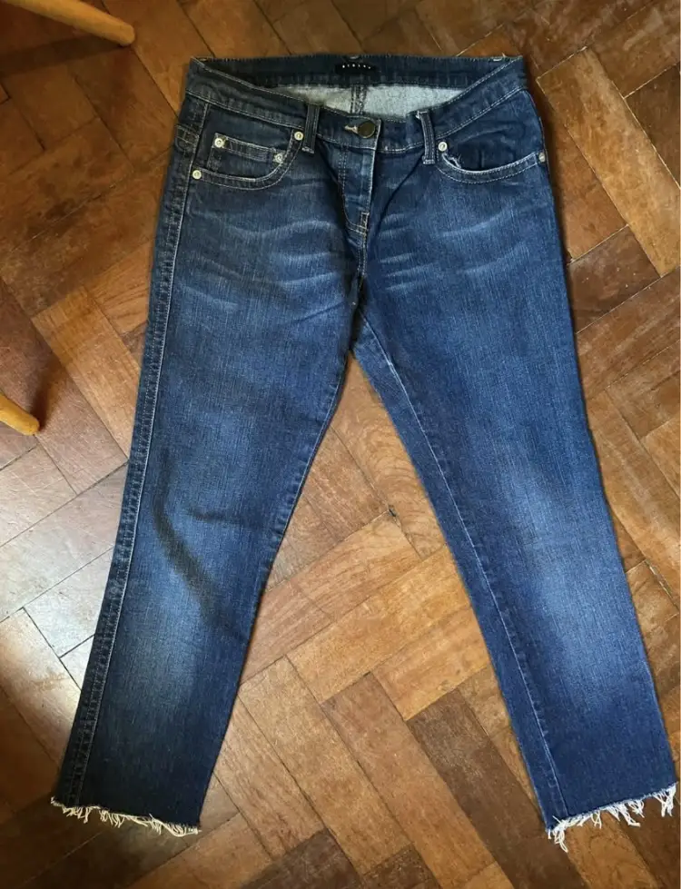 Jeans de mujer Sisley, corte recto, tiro medio, con detalles de desgaste y terminación desflecada en el bajo. Un clásico atemporal para tu guardarropa.