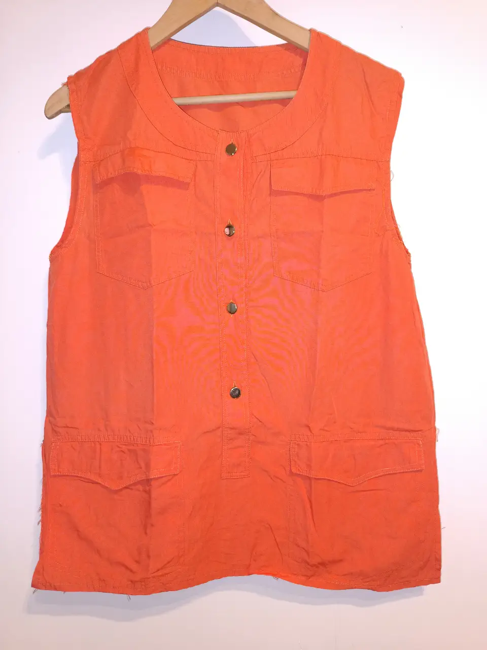 Camisa cazadora naranja con botones dorados y bolsillos delanteros. Ideal para un look casual y con estilo. Talle L. entre hombros:45cm entre sisas:53cm Cadera:110cm Largo:69cm